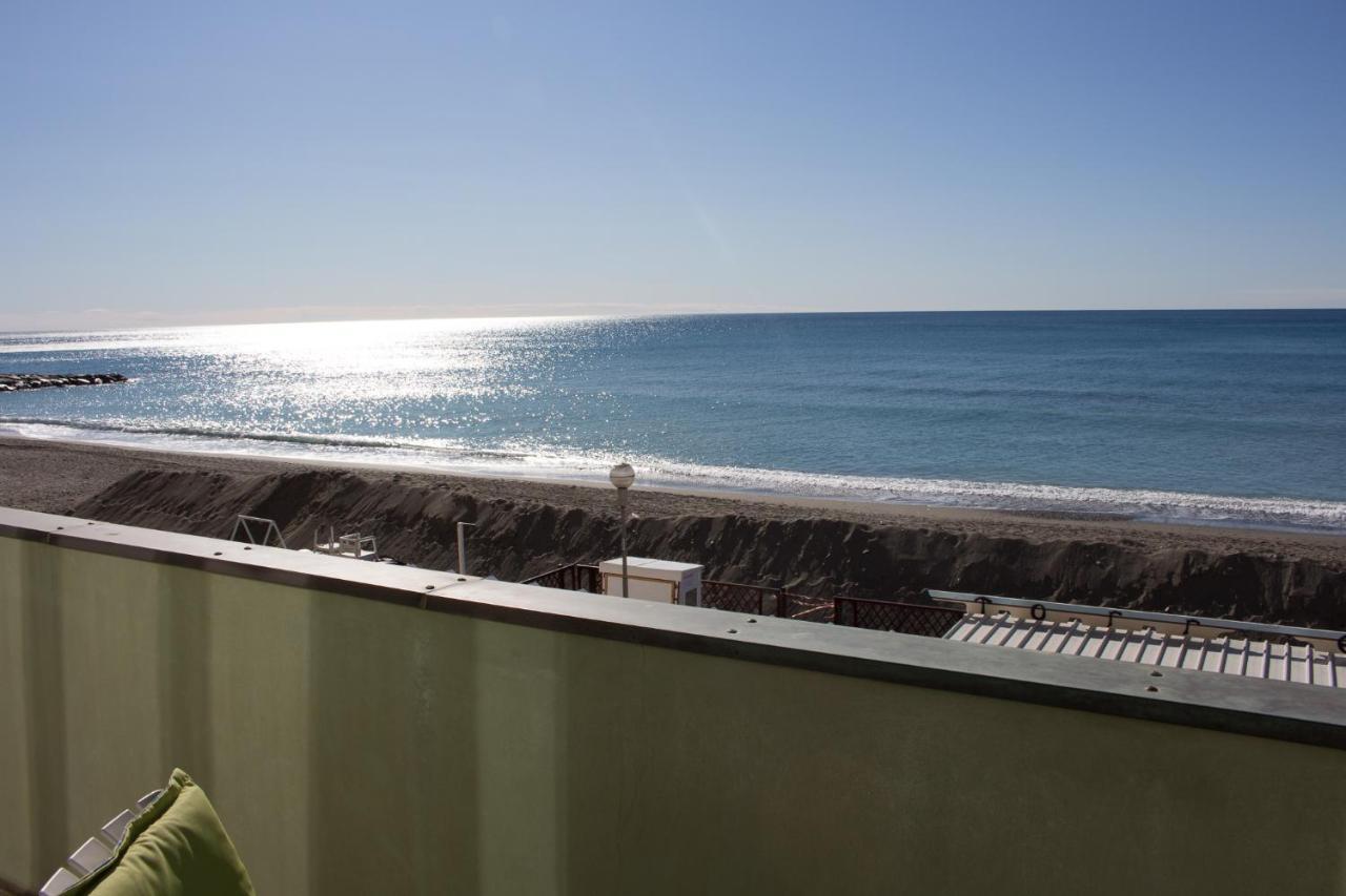 Splendido Appartamento Fronte Mare Con Box Doppio Varazze Exterior foto
